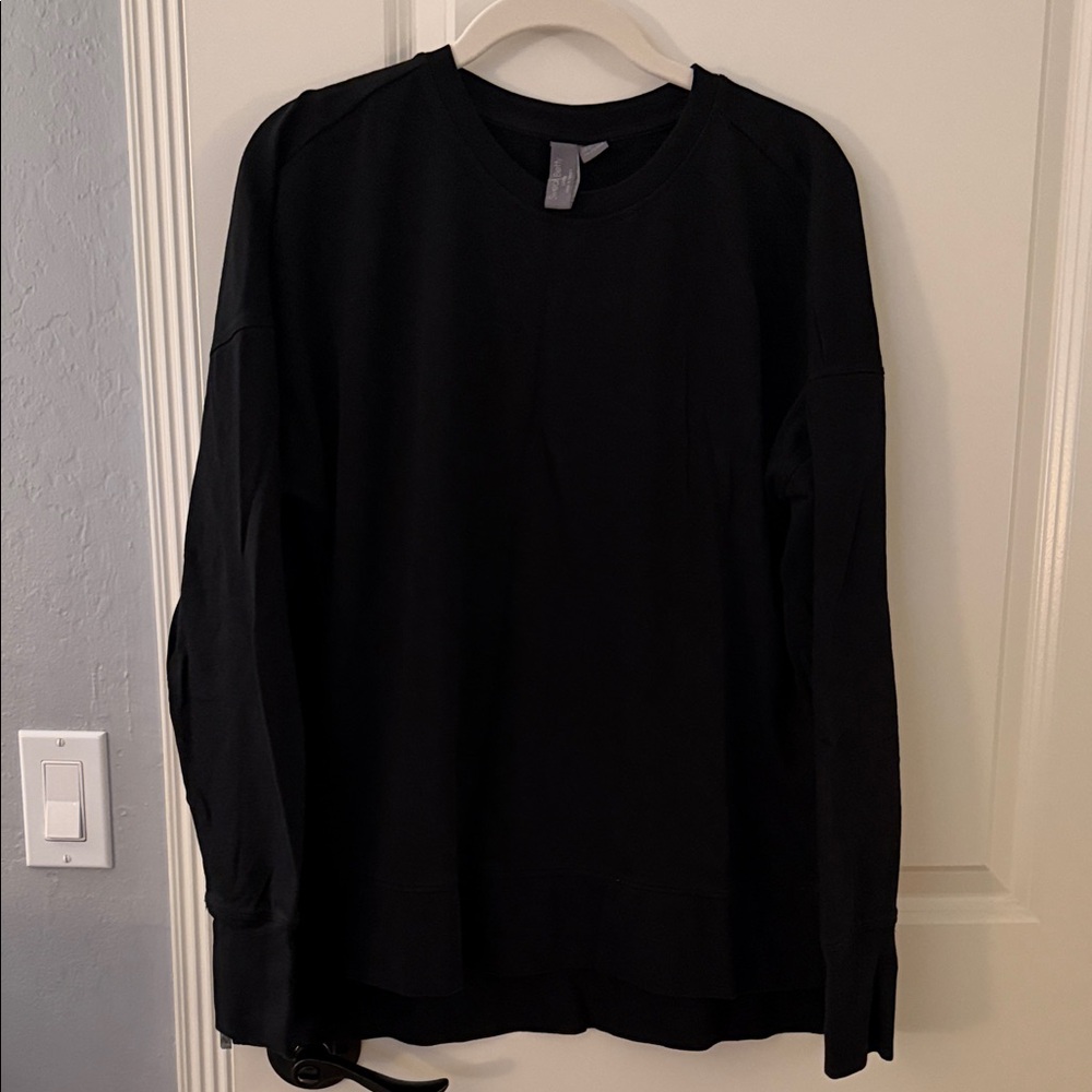 Sweaty Betty Black Women’s Crewneck Sweatshirt with thumb holes.